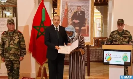 Remise à Laâyoune de certificats de propriété à des ayants-droit des martyrs de la Nation