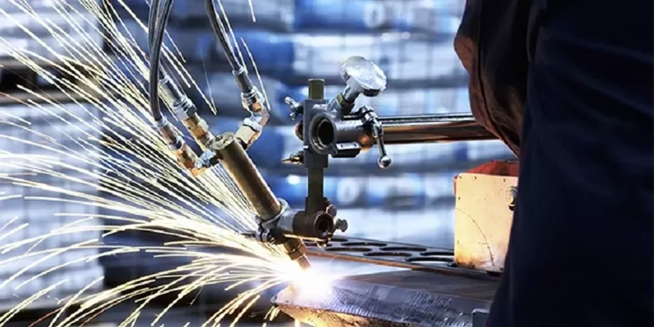 L'industrie en avril 2025 : La production stagne, les ventes augmentent