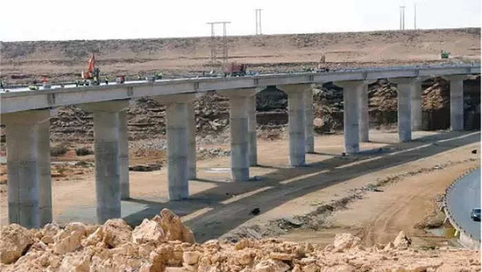 Laâyoune: Les travaux de construction du plus grand viaduc routier au Maroc avancent à un rythme soutenu
