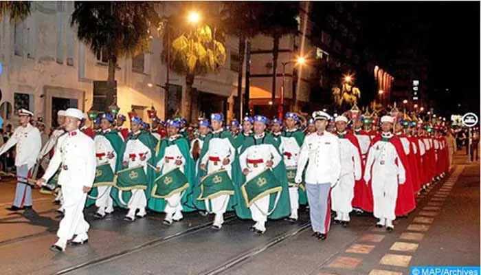 La traditionnelle retraite aux flambeaux égaye la ville de Tétouan avec des parades épatantes