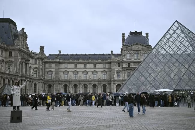 Vol de bijoux au Louvre: Les cambrioleurs traqués, le musée sous pression