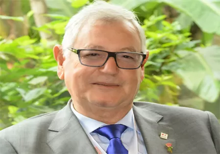 Les chantiers avancent, mais la politique s’effrite